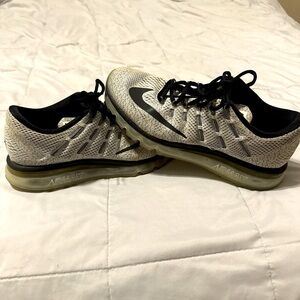 Nike men’s 8.5 airmax shoes, worn but still in good condition